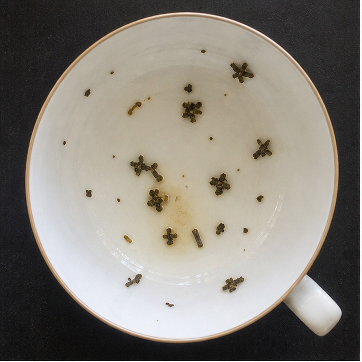 Bees tea leaf reading cup example