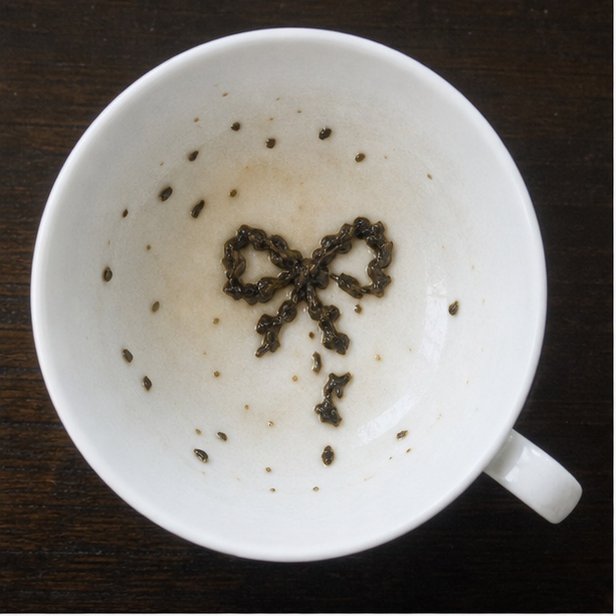 Bow tea leaf reading cup example