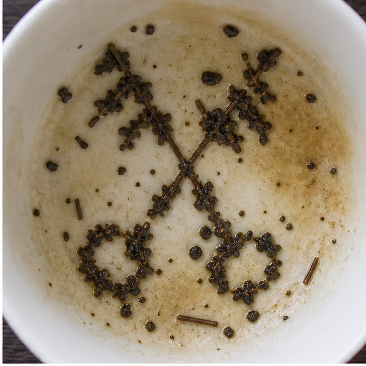 Crossed Keys tea leaves cup variation one