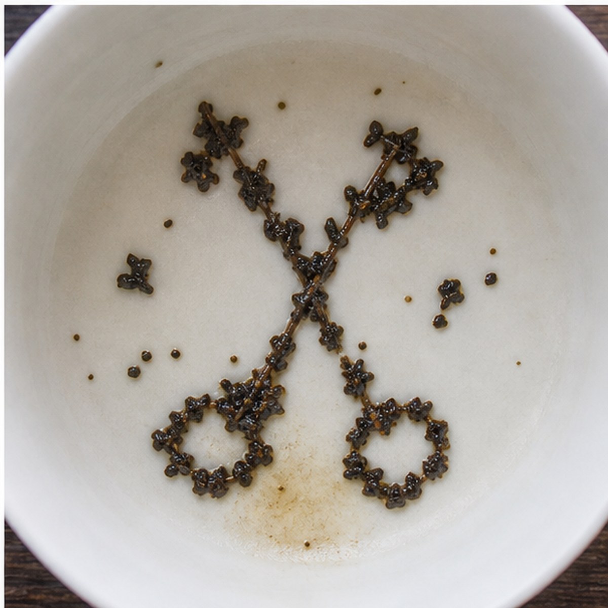 Crossed Keys tea leaves cup variation three