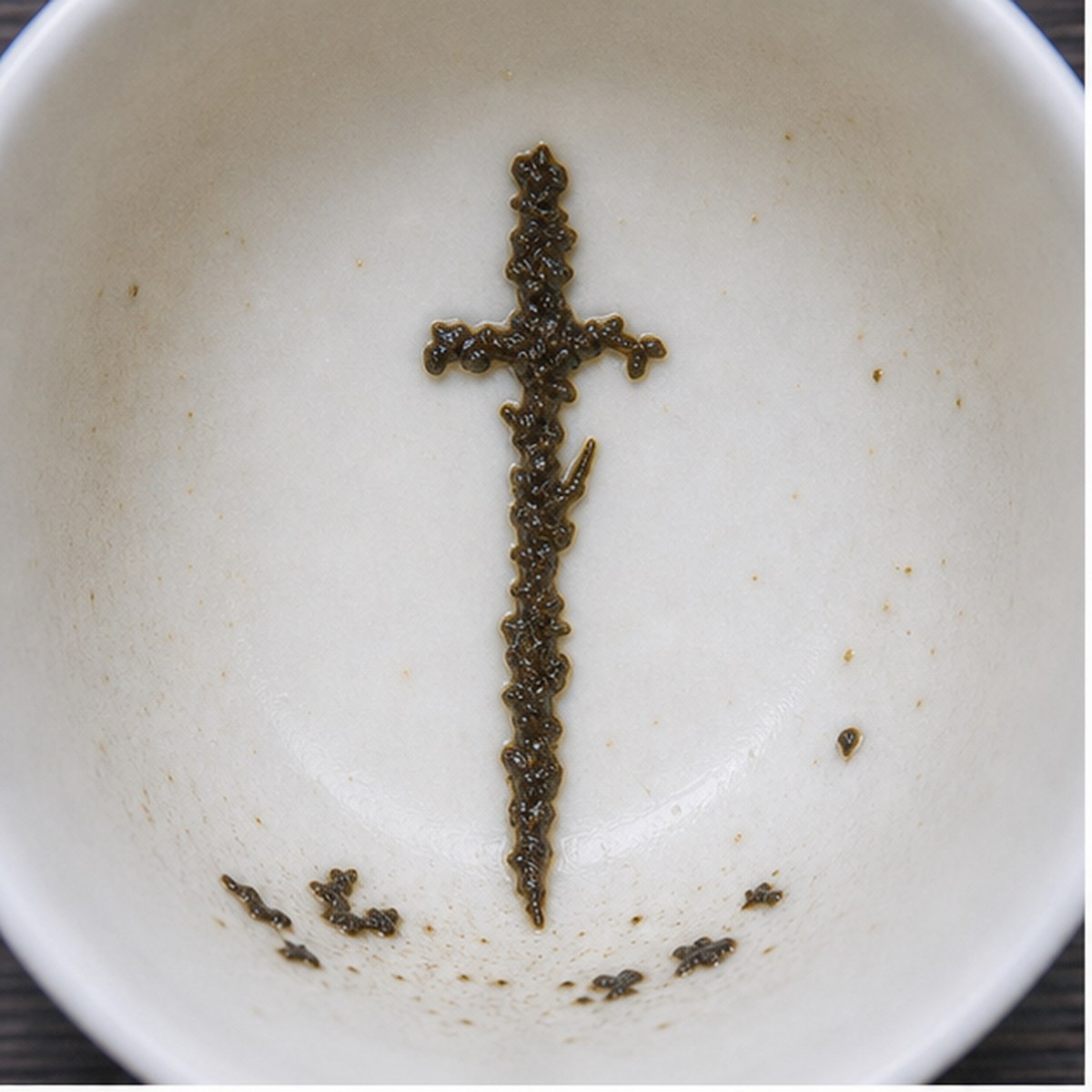 Dagger tea leaf reading cup example