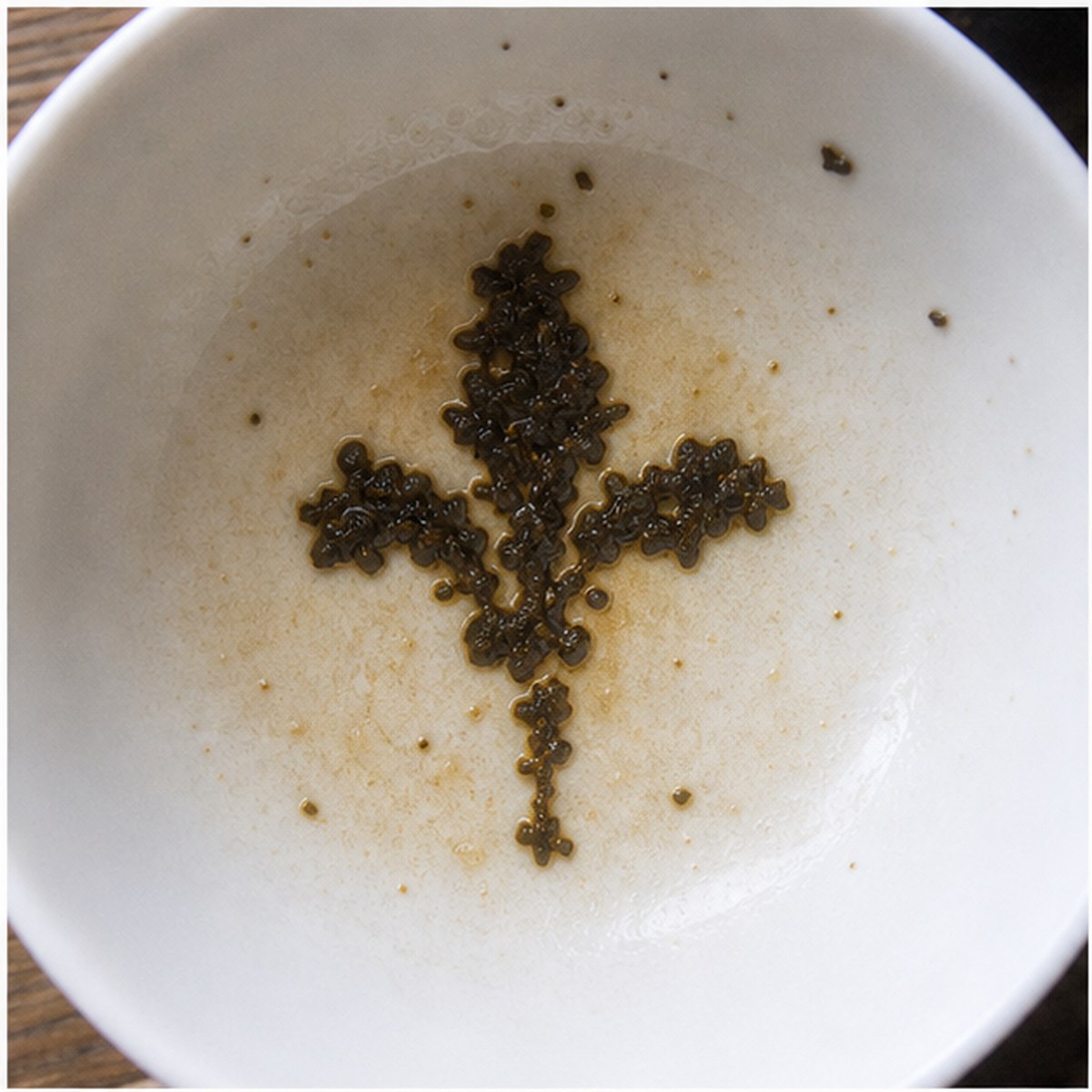 Fleur-De-Lys Or Lily tea leaf reading cup example