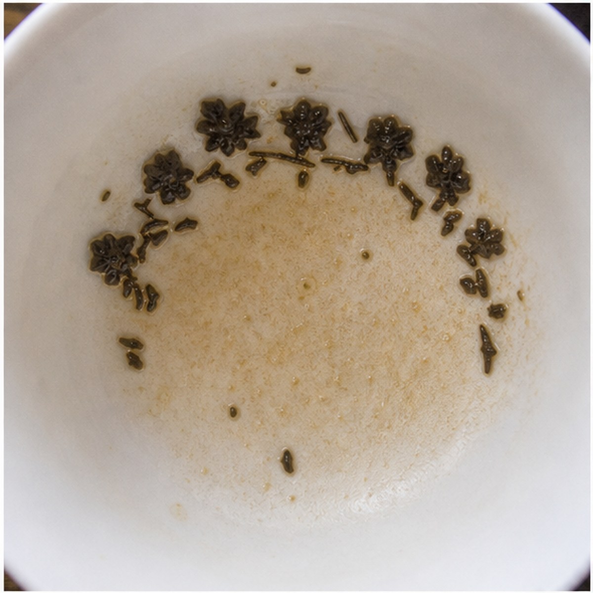 Flower-Border tea leaf reading cup example